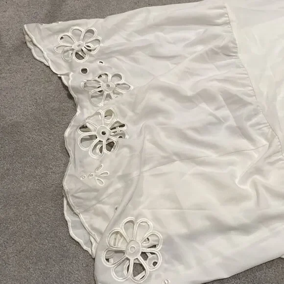 Simply Vera white long dress with cut out flowers at the bottom - Picture 3 of 5